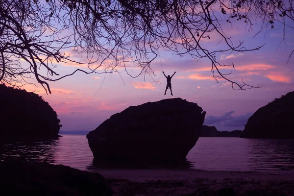 Los Hombres Están Divirtiendo Saltando Cima Una Roca Playa Amanecer —  Fotos de Stock