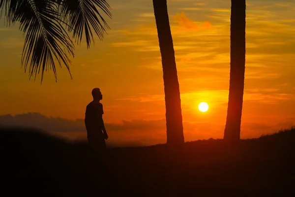 Ein Mann Steht Morgens Bei Sonnenaufgang Einem Kokosstrand Thailand — Stockfoto