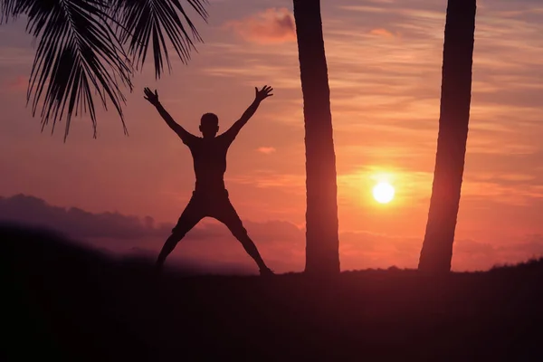 Mannen Springen Voor Ochtendoefeningen Bij Zonsopgang Een Kokosstrand Thailand — Stockfoto