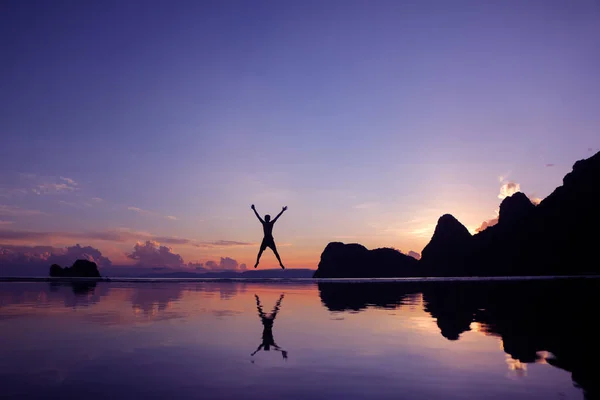 Los Hombres Están Divirtiendo Saltando Mañana Amanecer Playa Reflejos Mar —  Fotos de Stock