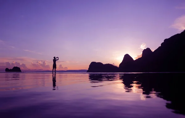 Hombre Usando Teléfono Para Tomar Fotos Salida Del Sol Mañana — Foto de Stock