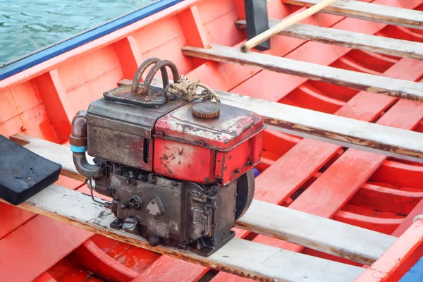 タイで修理を待っているロングテールボートのボートディーゼルエンジン — ストック写真
