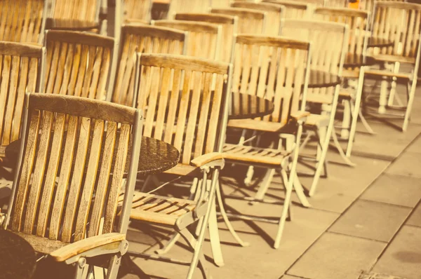 Houten stoelen op straat — Stockfoto