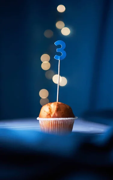 Narozeninový Dortík Nebo Muffin Číslem Tři Světly Modrém Pozadí Koncept — Stock fotografie