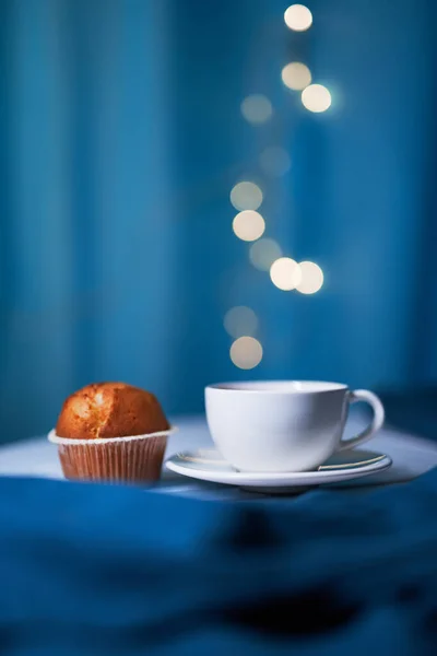 White Cup Coffee Fresh Muffin Blue Background Blurred Lights Cafe — Stock Photo, Image