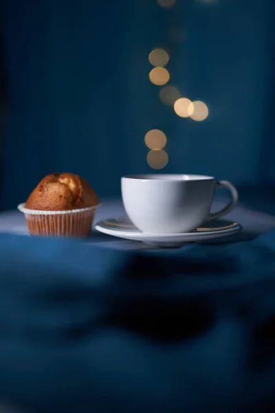 Tea White Cup Fresh Cupcake Blue Background Blurred Lights Cafe — Stock Photo, Image