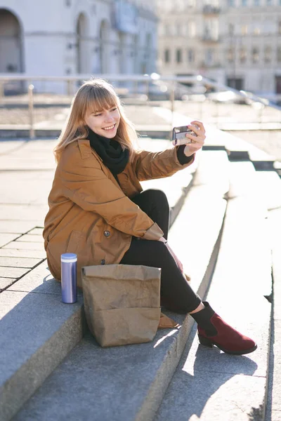 Attractive Blonde Girl Making Selfie Using Mobile Phone Sitting Lunch — Stock Photo, Image