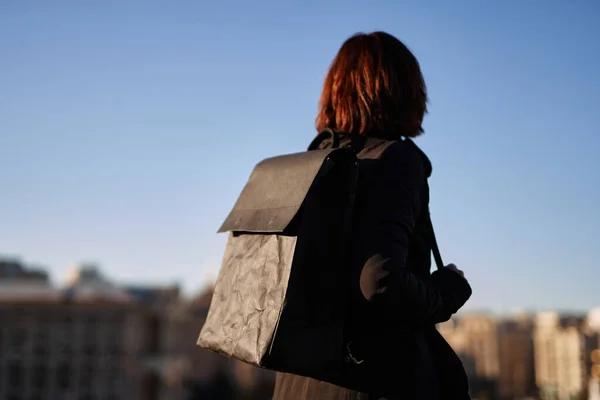 Vrouw Met Zwarte Rugzak Blauwe Lucht Stad Uitzicht Achtergrond Een — Stockfoto