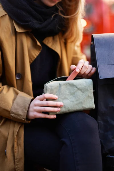 Mulher Loira Uma Trincheira Laranja Segurando Bolsa Com Cosméticos Beleza — Fotografia de Stock