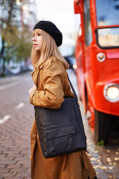 Aantrekkelijk Jong Meisje Oranje Jas Zwarte Baret Met Zwarte Tas — Stockfoto