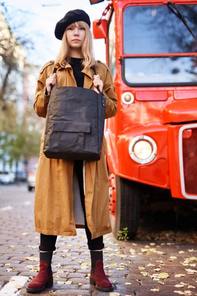 Blonde Girl Trench Beret City Street Red Bus Background Young — Stock Photo, Image