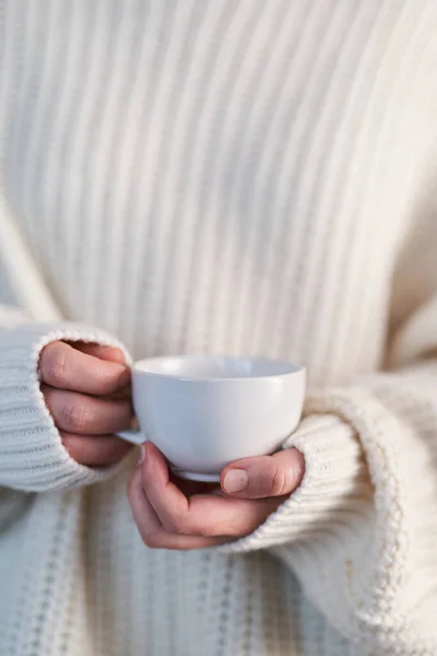 Vrouwelijke Handen Beige Sweater Met Warme Drank Sluit Een Witte — Stockfoto