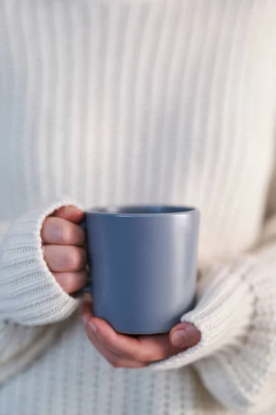 Mãos Mulher Com Uma Caneca Cinza Bebida Quente Menina Bonita — Fotografia de Stock