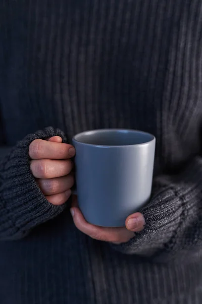 Handen Van Een Vrouw Een Zwarte Trui Met Een Grijze — Stockfoto