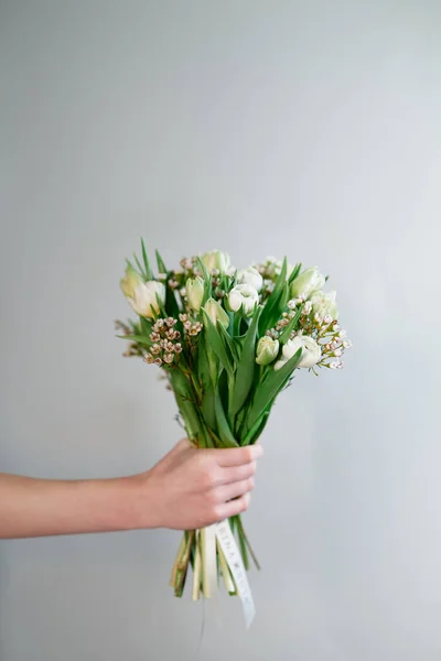 Жінка Тримає Квіти Тюльпанів Ізольованими Сірому Фоні Привітання Дата День — стокове фото