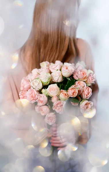 Cabelo Longo Menina Atraente Segurando Rosas Rosa Pastel Com Bokeh — Fotografia de Stock