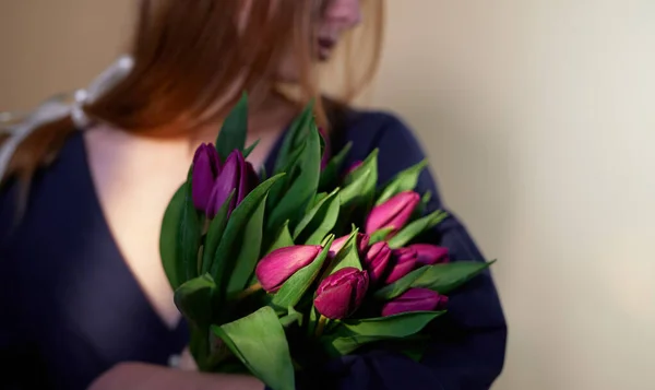 Dlouhé Vlasy Atraktivní Dívka Drží Krásné Jarní Kytice Tulipánů Března — Stock fotografie