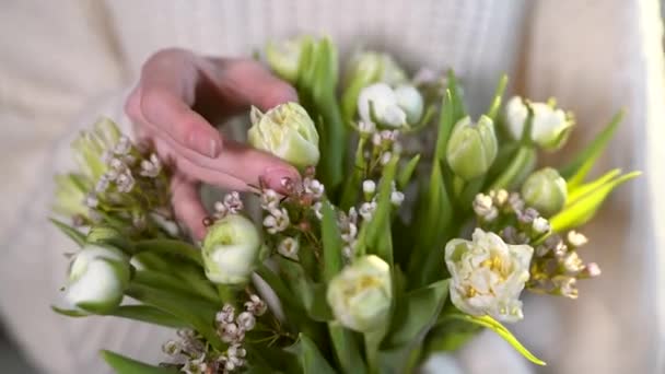 特写美丽的女性的手触摸着一束白色郁金香的花朵 花店或温柔的概念 4K镜头 — 图库视频影像