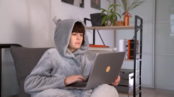 Zakelijke Vrouw Badjas Drinkt Ochtends Koffie Surfen Internet Laptop Het — Stockvideo