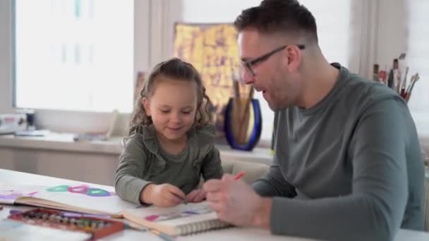 Menggambar Dengan Pensil Berwarna Mengajar Anak Perempuan Duduk Meja Ayah — Stok Video