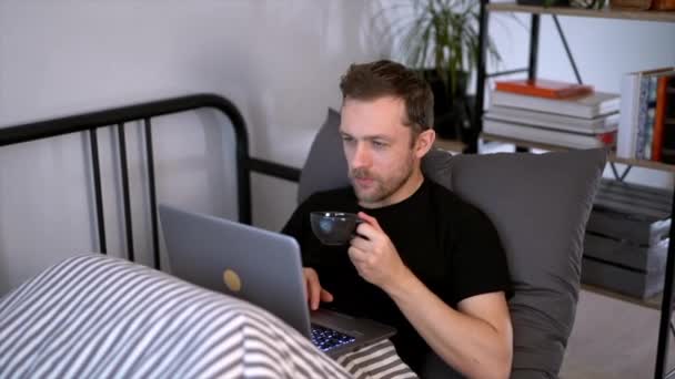 Biały Brodaty Mężczyzna Pracujący Laptopie Łóżku Pijący Poranną Kawę Koncepcja — Wideo stockowe
