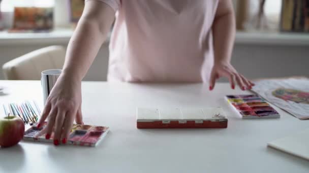 Aquarelle Table Nettoyage Artiste Sur Lieu Travail Palette Peintures Aquarelles — Video