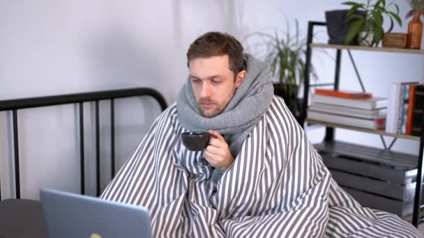 Homem Doente Atraente Cachecol Sentado Uma Cama Sob Cobertor Quente — Vídeo de Stock