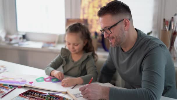 Fürsorgliche Bärtige Papa Oder Babysitter Mit Brille Zeichnung Mit Buntstiften — Stockvideo