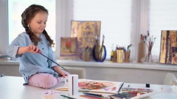 Small Girl Sits Table Draws Colorful Watercolor Paints Children Creativity — Stock Video