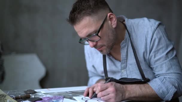 Aantrekkelijke mannelijke kunstenaar in bril maken schets — Stockvideo