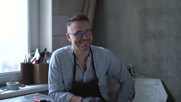 Architect professioneel kijken recht in de camera en lachen — Stockvideo