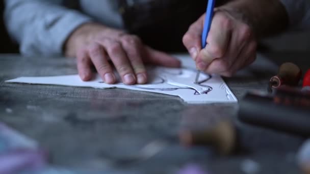Linokut konstnär i förkläde gör litografi med instrument — Stockvideo