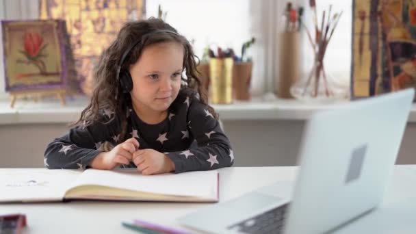 オンライン教育の概念。ラップトップを使用してかわいい就学前の女の子 — ストック動画