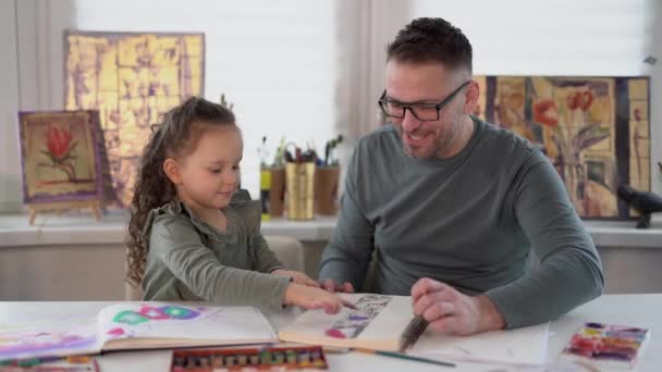 Tiempo libre. Feliz padre e hija están dibujando juntos — Vídeos de Stock