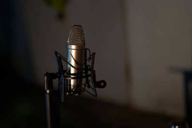 Dışarıdaki bir olay yerindeki mikrofonu kapat. Karaoke kavramı