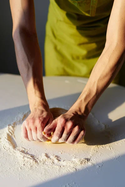 Amassar a massa de levedura para pão, pizza ou torta. Tema culinário — Fotografia de Stock