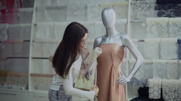 Tailleur professionnel ou designer travaillant avec mannequin — Video