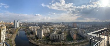 Rusanivka kanalında yeni binalarla panoramik manzara