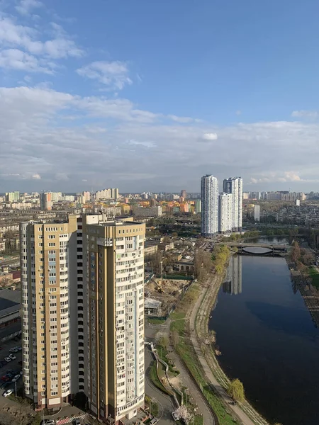 Primavera no canal Rusanivka com novos edifícios — Fotografia de Stock