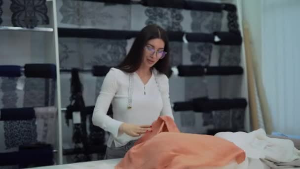 Σχεδιαστής φόρεμα ή μοδίστρα κορίτσι δίπλωμα κλωστοϋφαντουργίας στο ατελιέ — Αρχείο Βίντεο