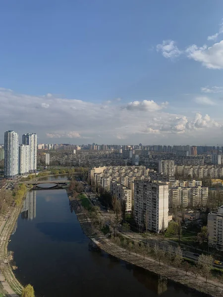 Área residencial Rusanivka em Kiev cidade em dia ensolarado — Fotografia de Stock
