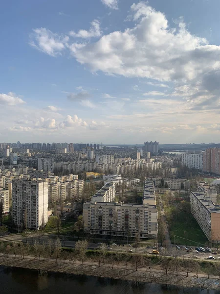 Primavera no canal Rusanivka com edifícios soviéticos — Fotografia de Stock