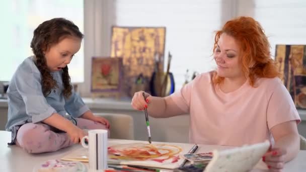 Piccola figlia e madre che disegnano insieme con acquerello — Video Stock