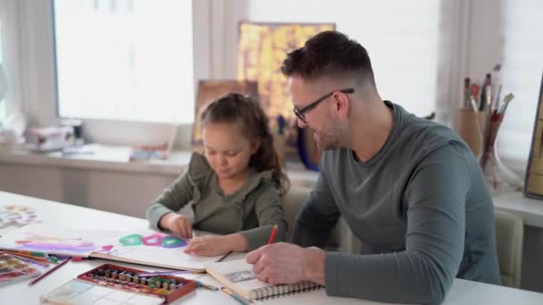 Famiglia a casa. Felice papà e figlia disegno insieme — Video Stock