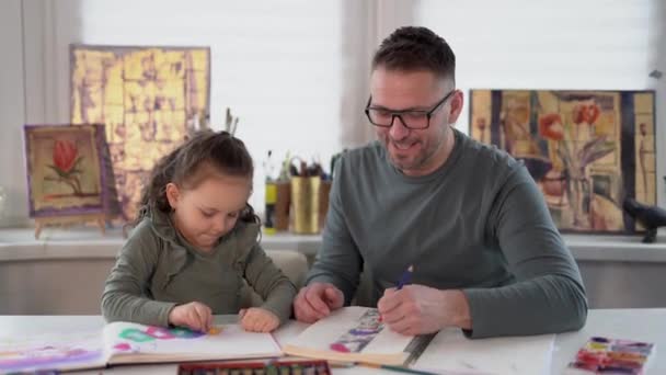 Cute caucasian family. Daughter and father drawing together — Stock Video