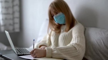 Coronavirus evden ders çalışıyor. Evde eğitim kavramı