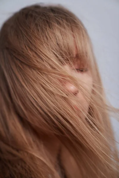 Blond haar modieus jong Kaukasisch meisje. Ogen dicht. — Stockfoto