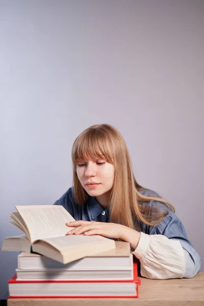 Atrakcyjny student dziewczyna siedzi i czyta książkę — Zdjęcie stockowe