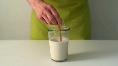 Erkek aşçı hamur mayasını karıştırıyor.