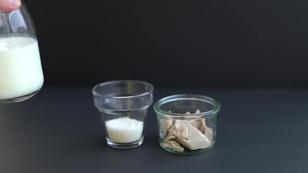 Stoere ingrediënten: suiker, melk en gist. Bakkersconcept — Stockvideo